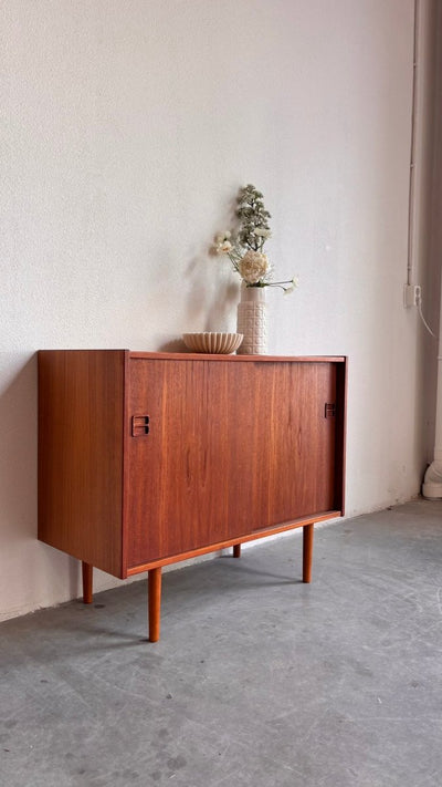 
                  
                    Vintage sideboard 2 schuifdeuren - LOUI.STORE
                  
                