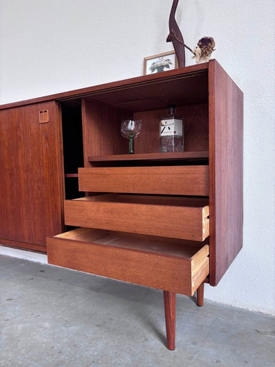 
                  
                    Vintage sideboard 3 schuifdeuren teak - LOUI.STORE
                  
                