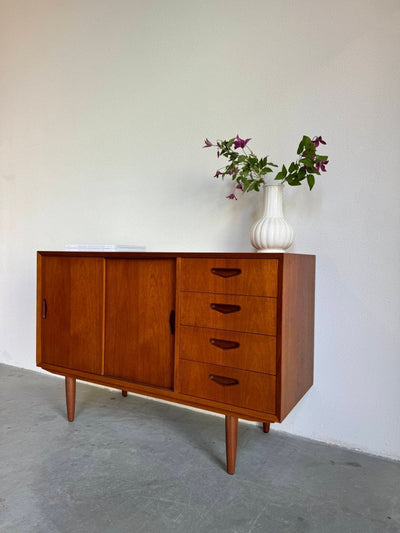 
                  
                    Vintage sideboard deurtjes en lades teak - LOUI.STORE
                  
                