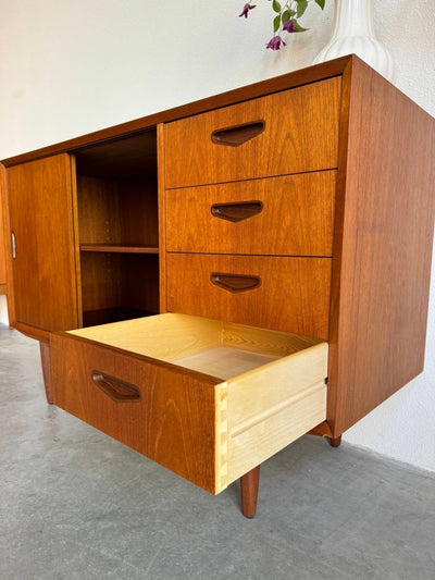 
                  
                    Vintage sideboard deurtjes en lades teak - LOUI.STORE
                  
                