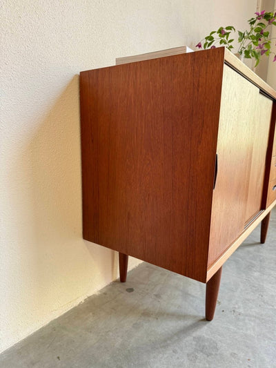 
                  
                    Vintage sideboard deurtjes en lades teak - LOUI.STORE
                  
                