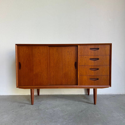 
                  
                    Vintage sideboard deurtjes en lades teak - LOUI.STORE
                  
                