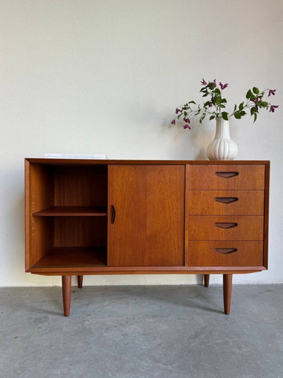 
                  
                    Vintage sideboard deurtjes en lades teak - LOUI.STORE
                  
                