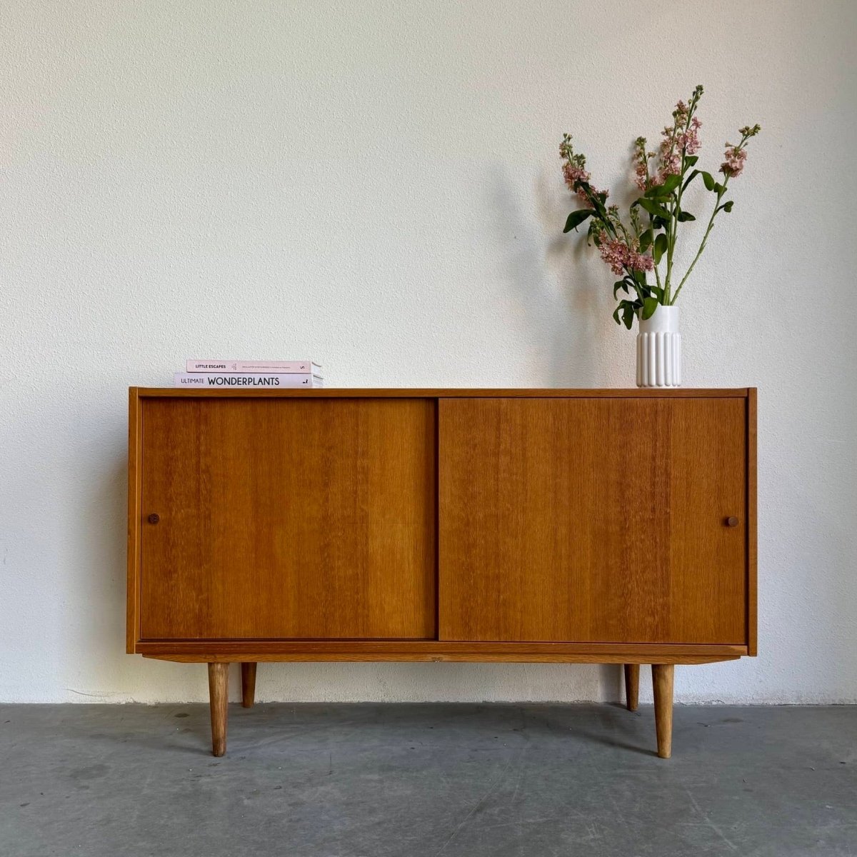 
                  
                    Vintage sideboard Domino eiken - LOUI.STORE
                  
                