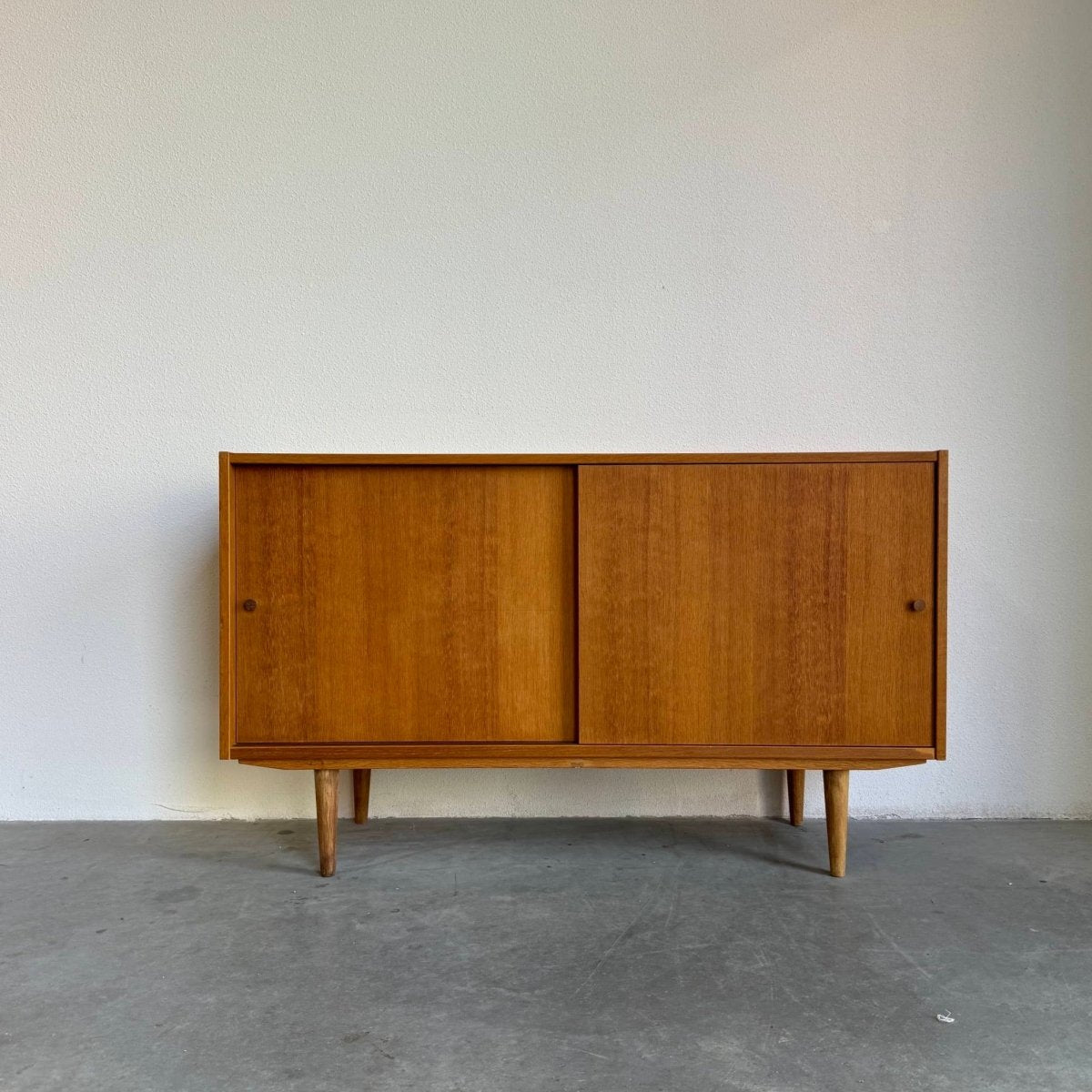 
                  
                    Vintage sideboard Domino eiken - LOUI.STORE
                  
                