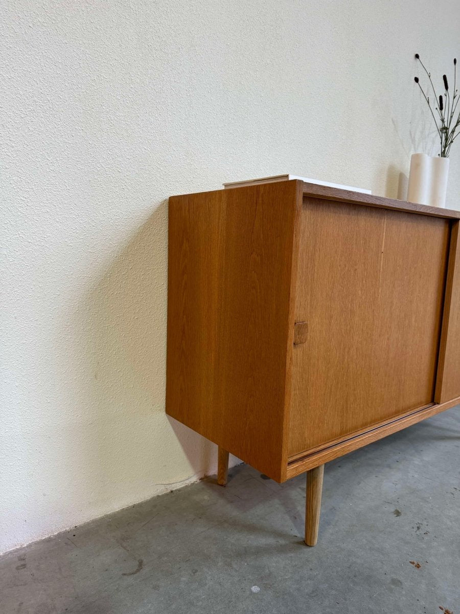 
                  
                    Vintage sideboard Domino eiken - LOUI.STORE
                  
                