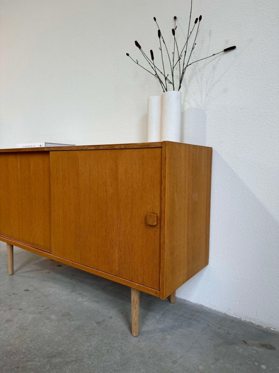 
                  
                    Vintage sideboard Domino eiken - LOUI.STORE
                  
                