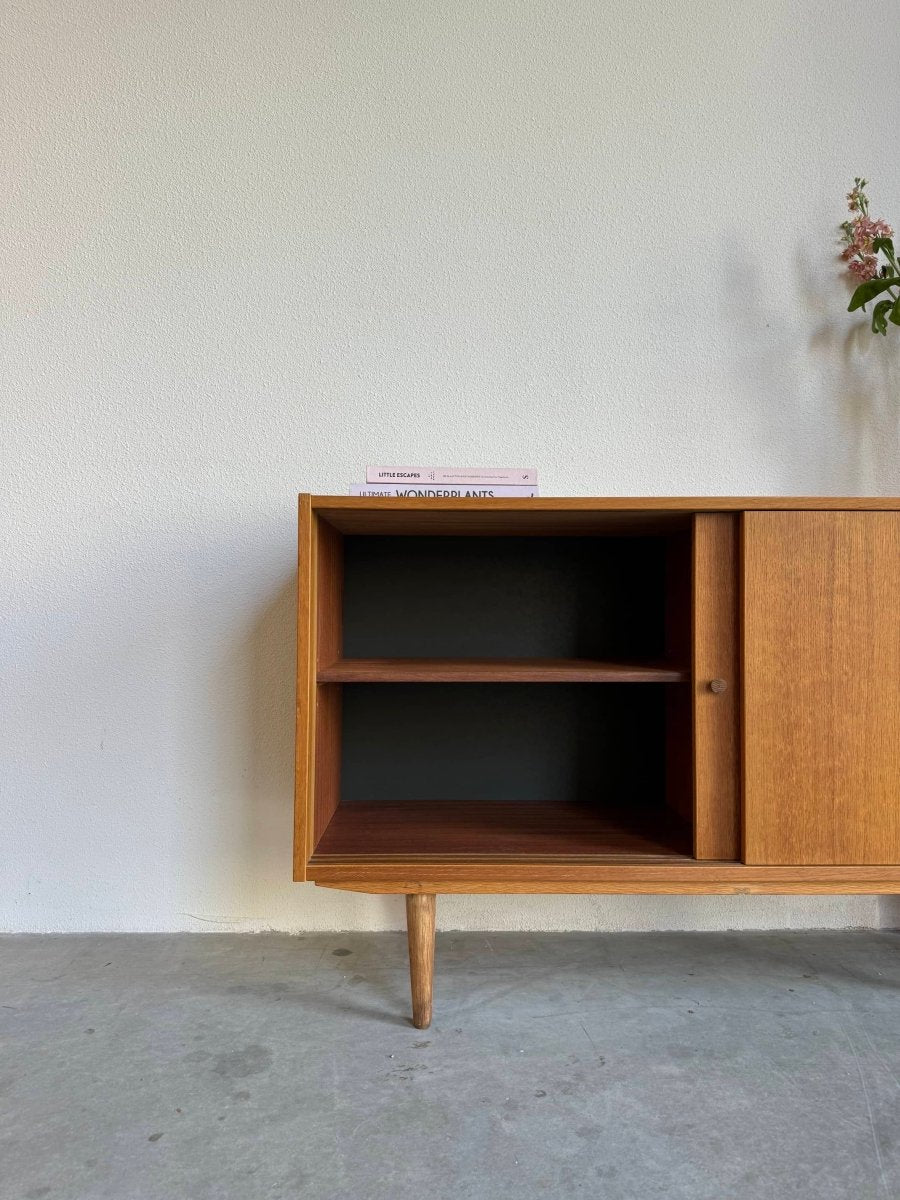 
                  
                    Vintage sideboard Domino eiken - LOUI.STORE
                  
                