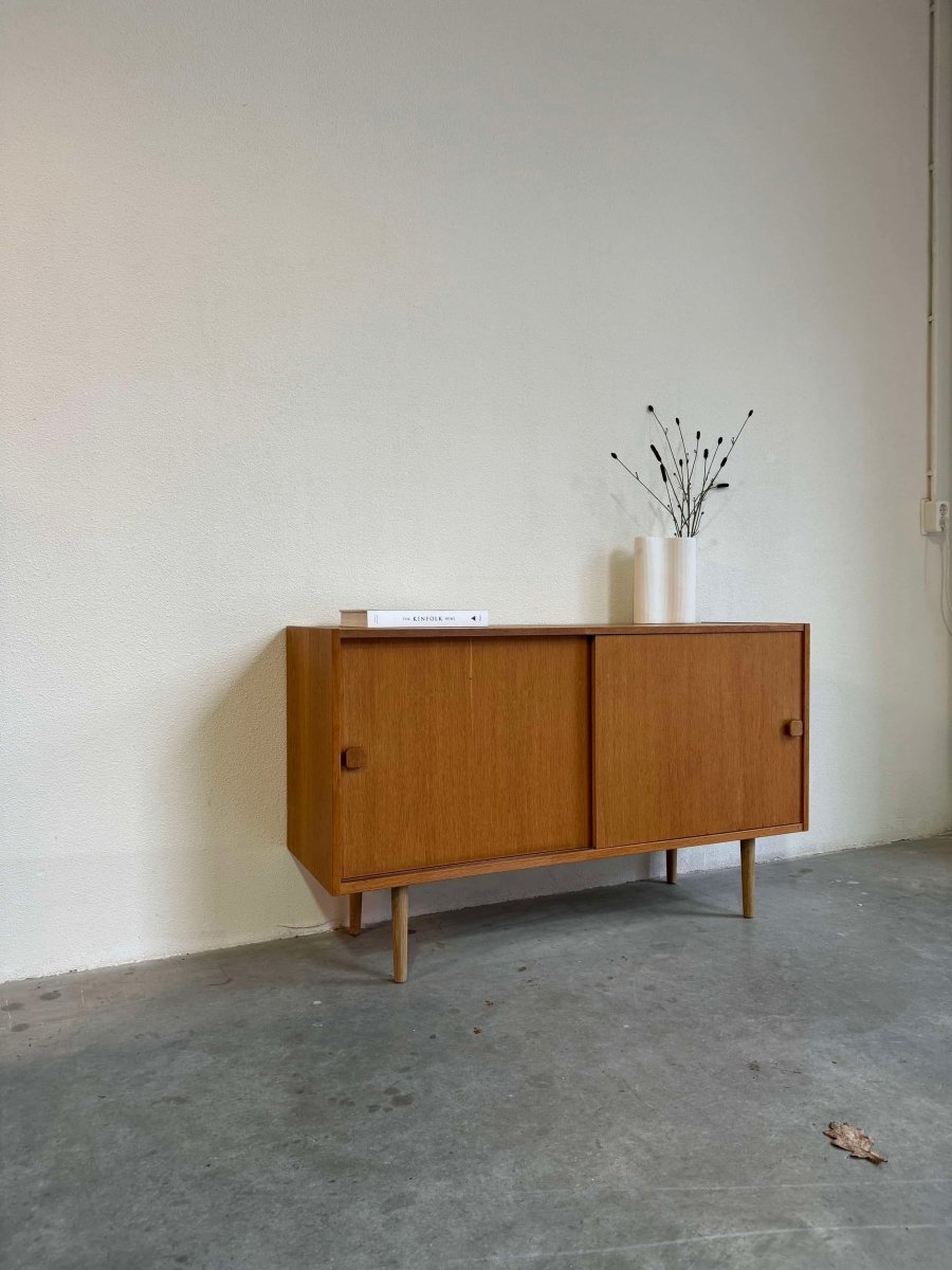 
                  
                    Vintage sideboard Domino eiken - LOUI.STORE
                  
                