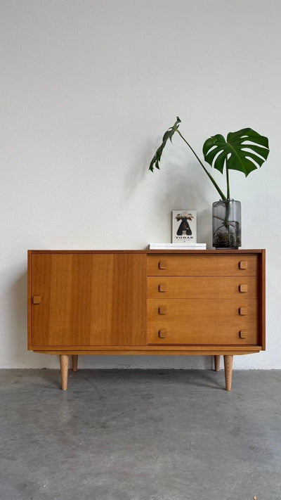 
                  
                    Vintage sideboard Domino eiken met lades - LOUI.STORE
                  
                