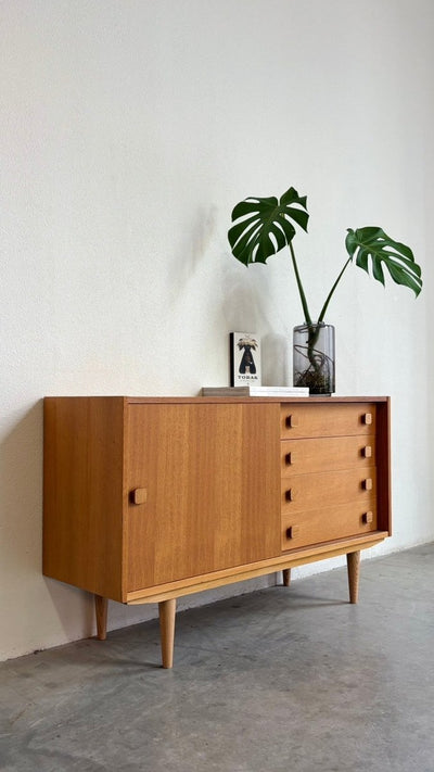
                  
                    Vintage sideboard Domino eiken met lades - LOUI.STORE
                  
                