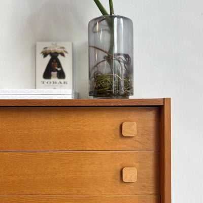 
                  
                    Vintage sideboard Domino eiken met lades - LOUI.STORE
                  
                