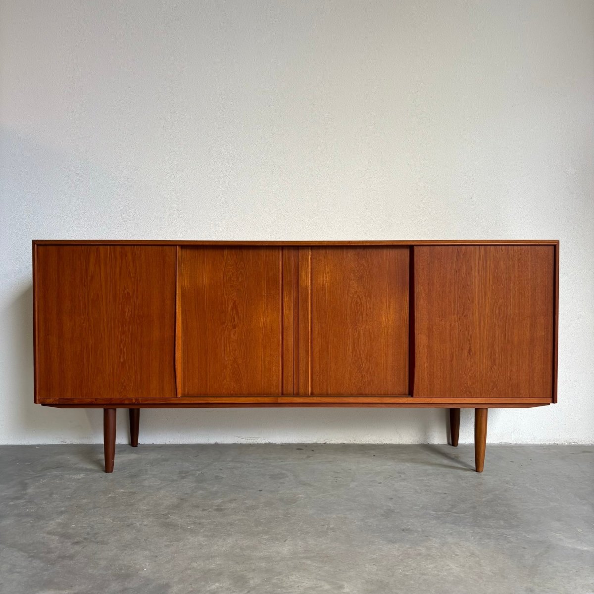 
                  
                    Vintage sideboard E.W. Bach teak - LOUI.STORE
                  
                