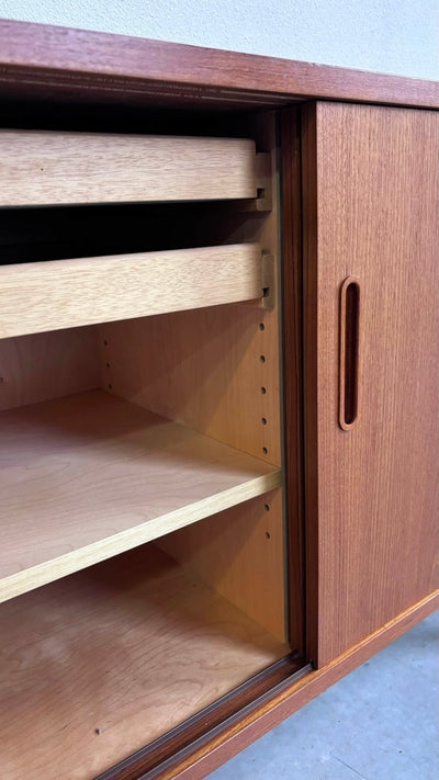 
                  
                    Vintage sideboard Hundevad teak - LOUI.STORE
                  
                