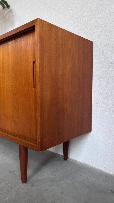 
                  
                    Vintage sideboard Hundevad teak - LOUI.STORE
                  
                