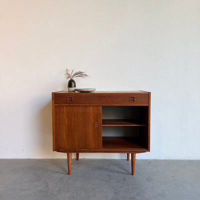 
                  
                    Vintage sideboard in teak met lades en schuifdeurtjes - LOUI
                  
                