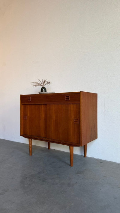 
                  
                    Vintage sideboard in teak met lades en schuifdeurtjes - LOUI
                  
                