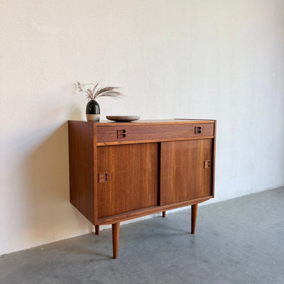 
                  
                    Vintage sideboard in teak met lades en schuifdeurtjes - LOUI
                  
                