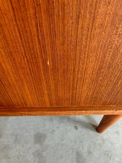
                  
                    Vintage sideboard in teak met lades en schuifdeurtjes - LOUI
                  
                