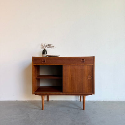 
                  
                    Vintage sideboard in teak met lades en schuifdeurtjes - LOUI
                  
                