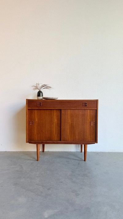 
                  
                    Vintage sideboard in teak met lades en schuifdeurtjes - LOUI
                  
                