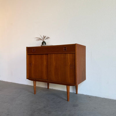 
                  
                    Vintage sideboard in teak met lades en schuifdeurtjes - LOUI
                  
                