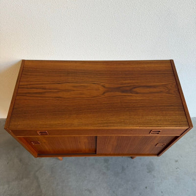 
                  
                    Vintage sideboard in teak met lades en schuifdeurtjes - LOUI
                  
                
