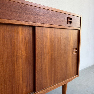 
                  
                    Vintage sideboard in teak met lades en schuifdeurtjes - LOUI
                  
                
