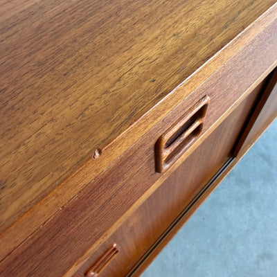 
                  
                    Vintage sideboard in teak met lades en schuifdeurtjes - LOUI
                  
                