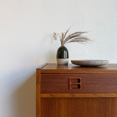 
                  
                    Vintage sideboard in teak met lades en schuifdeurtjes - LOUI
                  
                