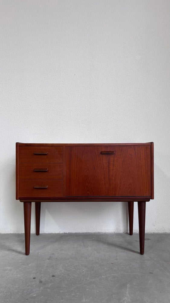 
                  
                    Vintage sideboard klep + lades - LOUI.STORE
                  
                