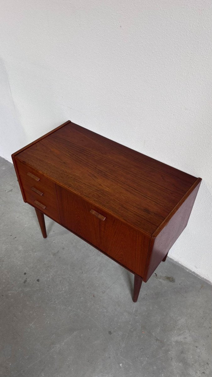 
                  
                    Vintage sideboard klep + lades - LOUI.STORE
                  
                