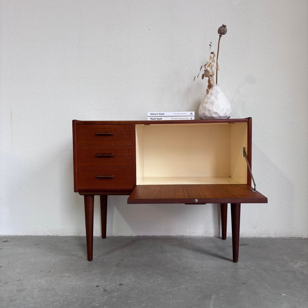 
                  
                    Vintage sideboard klep + lades - LOUI.STORE
                  
                