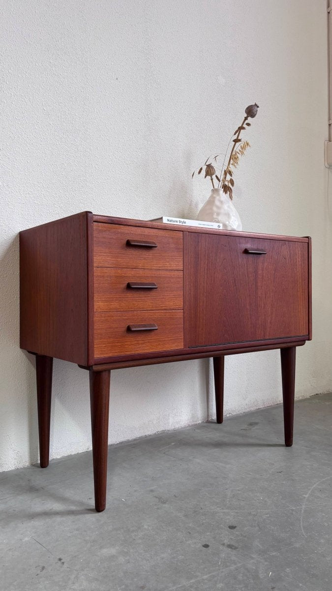 
                  
                    Vintage sideboard klep + lades - LOUI.STORE
                  
                