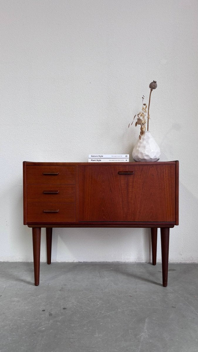 
                  
                    Vintage sideboard klep + lades - LOUI.STORE
                  
                