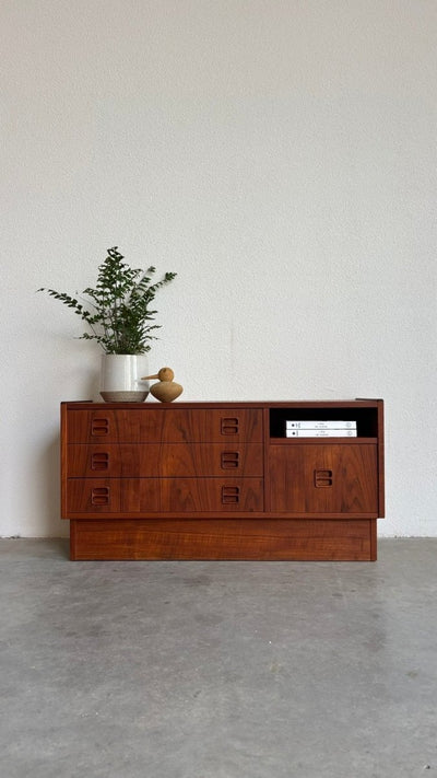 
                  
                    Vintage sideboard - ladekastje 4* op plint - LOUI.STORE
                  
                