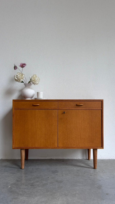 
                  
                    Vintage sideboard lades +deurtjes eiken - LOUI
                  
                