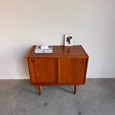 
                  
                    Vintage sideboard met schuifdeurtjes - LOUI.STORE
                  
                