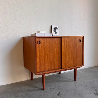 
                  
                    Vintage sideboard met schuifdeurtjes - LOUI.STORE
                  
                
