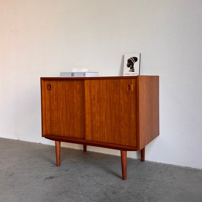 
                  
                    Vintage sideboard met schuifdeurtjes - LOUI.STORE
                  
                