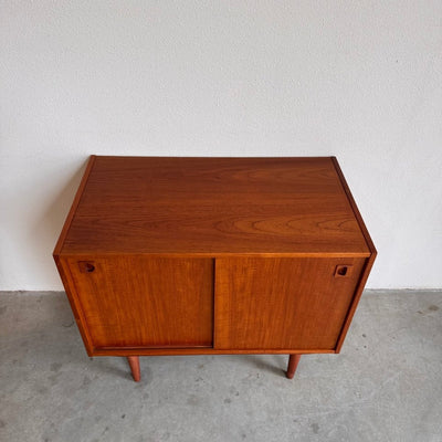 
                  
                    Vintage sideboard met schuifdeurtjes - LOUI.STORE
                  
                