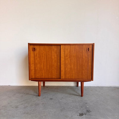 
                  
                    Vintage sideboard met schuifdeurtjes - LOUI.STORE
                  
                