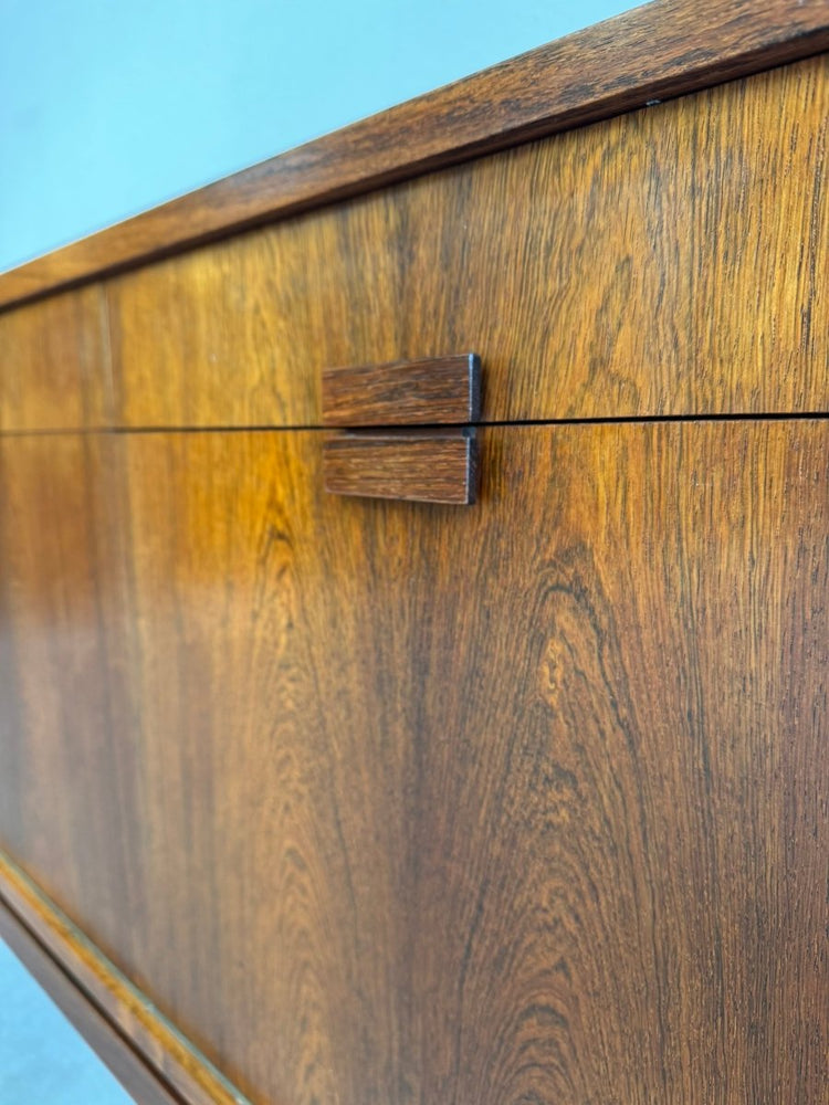 
                  
                    Vintage sideboard palissander met klepdeurtjes - LOUI.STORE
                  
                
