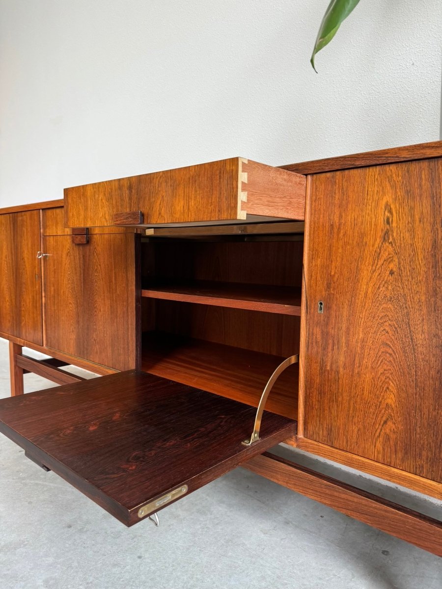
                  
                    Vintage sideboard palissander met klepdeurtjes - LOUI.STORE
                  
                