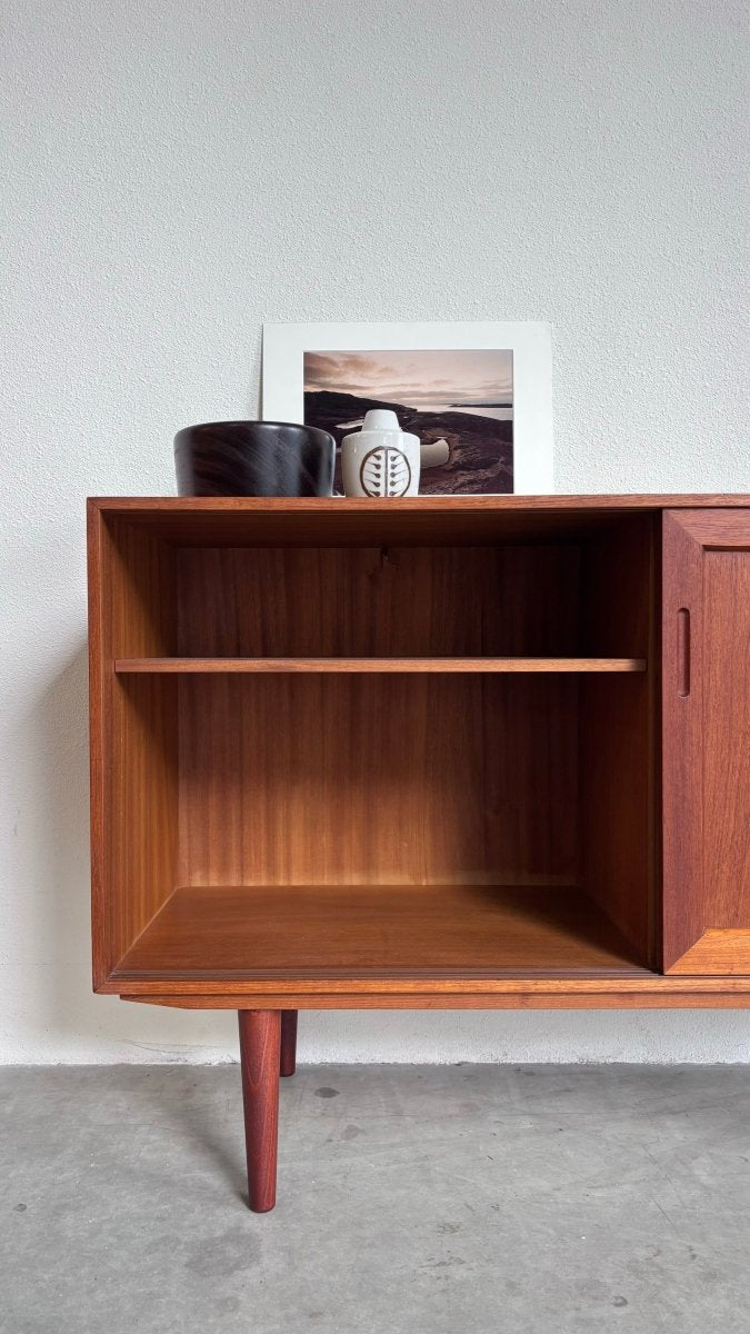 
                  
                    Vintage sideboard schuifdeuren teak - LOUI.STORE
                  
                