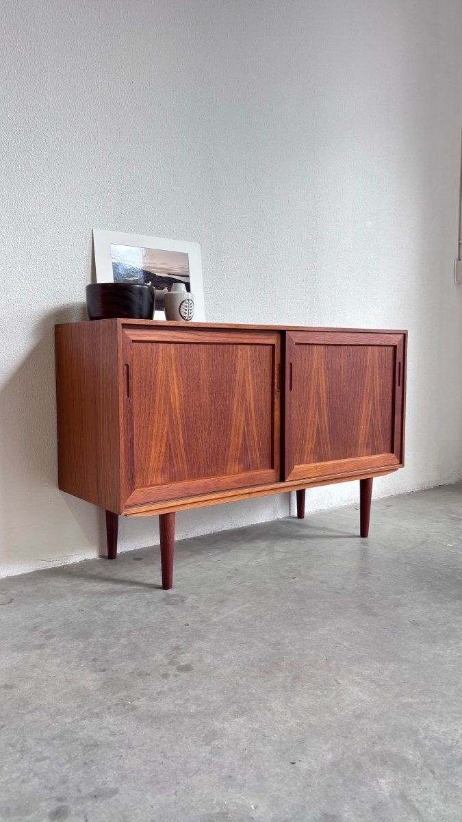 
                  
                    Vintage sideboard schuifdeuren teak - LOUI.STORE
                  
                