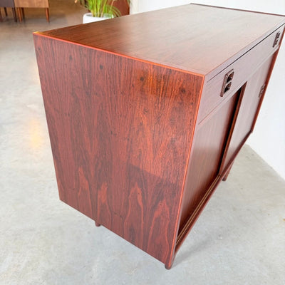 
                  
                    Vintage sideboard schuifdeurtjes en lade palissander - LOUI
                  
                