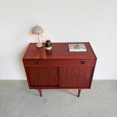 
                  
                    Vintage sideboard schuifdeurtjes en lade palissander - LOUI
                  
                