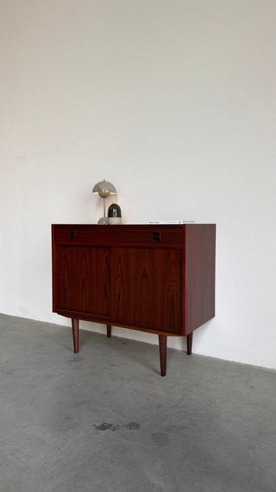 
                  
                    Vintage sideboard schuifdeurtjes en lade palissander - LOUI
                  
                