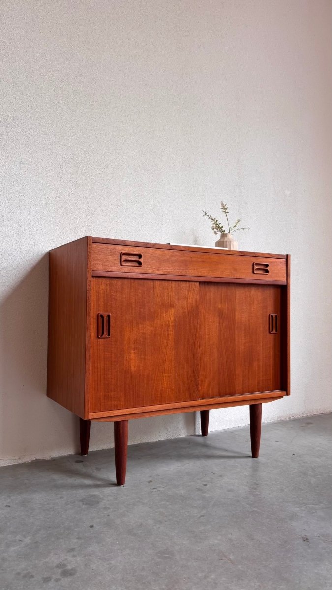 
                  
                    Vintage sideboard schuifdeurtjes - LOUI.STORE
                  
                